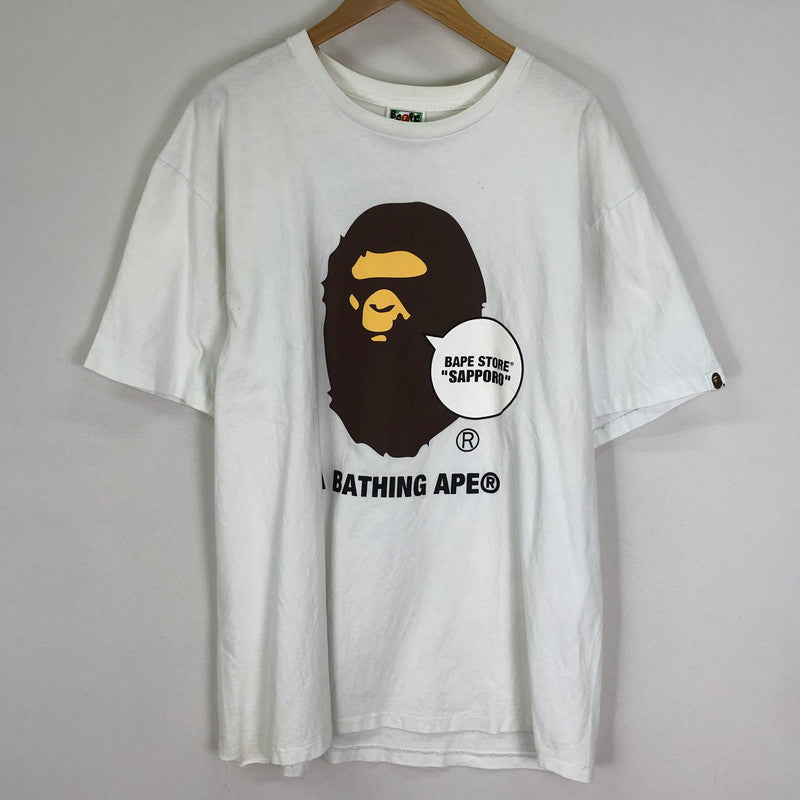 【現状渡し品】【メンズ】 A BATHING APE アベイシングエイプ BAPE STORE SAPPORO APE HEAD TEE 001TEJ721070F ベイプストア サッポロ エイプヘッド Tシャツ 半袖 トップス 142-251126-ks-09-tei サイズ：2XL カラー：ホワイト 万代Net店