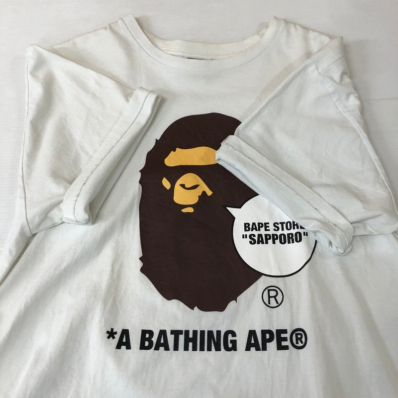 【現状渡し品】【メンズ】 A BATHING APE アベイシングエイプ BAPE STORE SAPPORO APE HEAD TEE 001TEJ721070F ベイプストア サッポロ エイプヘッド Tシャツ 半袖 トップス 142-251126-ks-09-tei サイズ：2XL カラー：ホワイト 万代Net店