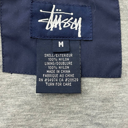 【現状渡し品】【メンズ】 STUSSY ステューシー NYLON JACKET ナイロンジャケット ライトアウター フルジップ 紺タグ 142-251217-ts-02-tei サイズ：M カラー：ネイビー 万代Net店