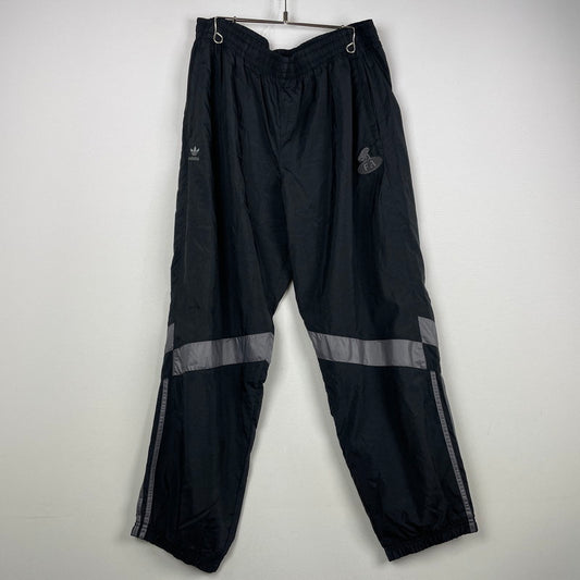 【中古品】【メンズ】 adidas アディダス × FUCKING AWSOME ファッキング オーサム 別注 コラボ ALOXE TRACK PANTS JI9041 トラックパンツ ボトムス 153-251010-yo-09-tei サイズ：4XL カラー：Black/Granite 万代Net店