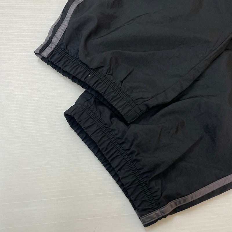 【中古品】【メンズ】 adidas アディダス × FUCKING AWSOME ファッキング オーサム 別注 コラボ ALOXE TRACK PANTS JI9041 トラックパンツ ボトムス 153-251010-yo-09-tei サイズ：4XL カラー：Black/Granite 万代Net店