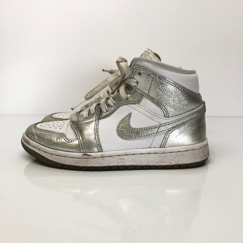 【中古品】【レディース】 NIKE ナイキ FN5031-100 WMNS AIR JORDAN 1 MID SE 靴 シューズ スニーカー 160-260904-AS-4-hon サイズ：23cm カラー：シルバー/ホワイト 万代Net店