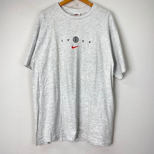 【中古品】【メンズ】 NIKE ナイキ 90’s LOGO PRINT 1996 S/S TEE 90年代 ロゴプリント 1996 ショートスリーブ Tシャツ トップス 半袖 148-251110-ts-22-tei サイズ：L カラー：グレー 万代Net店