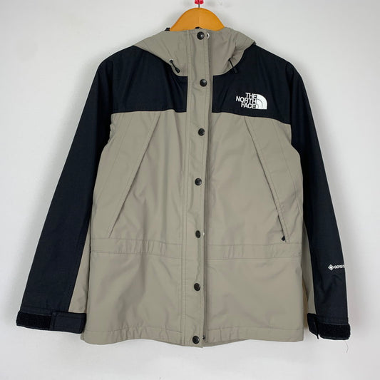 【中古品】【レディース】 THE NORTH FACE ザ・ノースフェイス MOUNTAIN LIGHT JACKET NPW61831 マウンテン ライト ジャケット ライトアウター マウンテンパーカー 168-251201-ts-21-tei サイズ：S カラー：ミネラルグレー 万代Net店