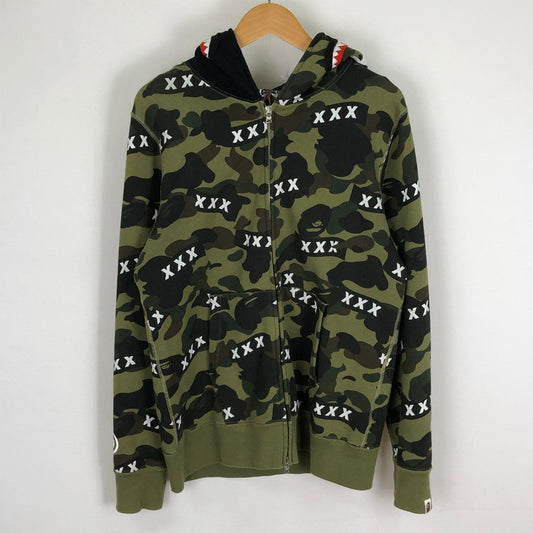 【中古品】【メンズ】 A BATHING APE アベイシングエイプ × GOD SELECTION XXX ゴッド セレクション トリプルエックス 別注 コラボ SHARK FULL ZIP HOODIE 001ZPK231904C シャーク フルジップ フーディ トップス パーカー 142-251117-yy-21-tei サイズ：M カラー：カモ 万代Net店