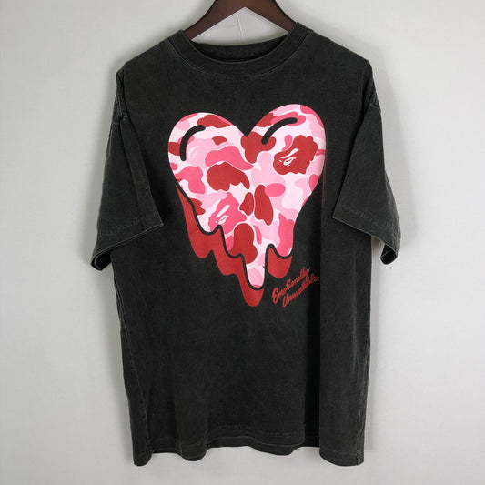 【中古品】【メンズ】 A BATHING APE アベイシングエイプ × EMOTIONALLY UNAVAILABLE エモーショナリー アンアベイラブル 別注 コラボ 25SS ABC CAMO TEE 1L23-110-924 ABC カモ Tシャツ 半袖 トップス ヴィンテージ加工 142-251124-yy-04-tei サイズ：L カラー：ブラック 万代Net店