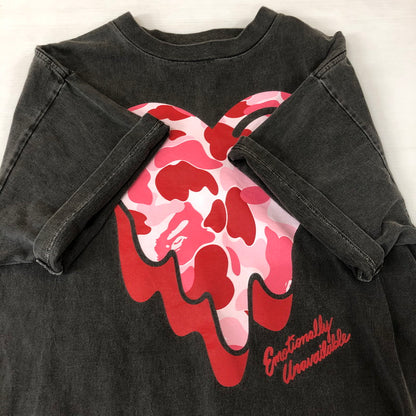 【中古品】【メンズ】 A BATHING APE アベイシングエイプ × EMOTIONALLY UNAVAILABLE エモーショナリー アンアベイラブル 別注 コラボ 25SS ABC CAMO TEE 1L23-110-924 ABC カモ Tシャツ 半袖 トップス ヴィンテージ加工 142-251124-yy-04-tei サイズ：L カラー：ブラック 万代Net店