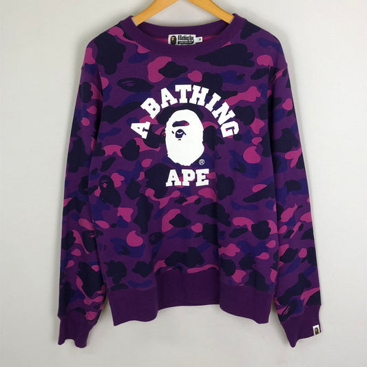 【中古品】【メンズ】 A BATHING APE アベイシングエイプ COLOR CAMO COLLEGE CREWNECK SWEAT 001SWJ701007M カラー カモ カレッジ クルーネック スウェット 長袖 トップス トレーナー 142-251124-yy-03-tei サイズ：M カラー：パープル 万代Net店
