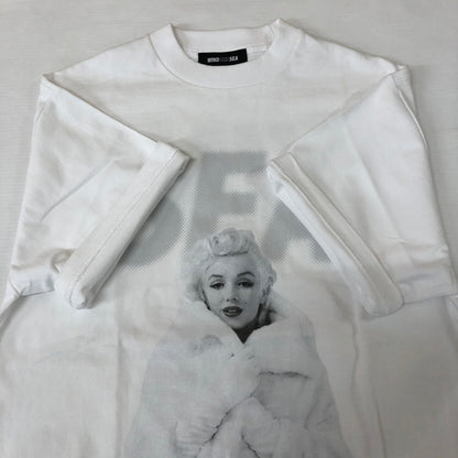 【中古品】【メンズ】 WINDANDSEA ウィンダンシー × MARILYN MONROE マリリン・モンロー 別注 コラボ WINTER S/S TEE WDS-MRM-26-Q1-01 ウィンター ショートスリーブ Tシャツ 半袖 トップス 142-251124-yo-04-tei サイズ：S カラー：ホワイト 万代Net店