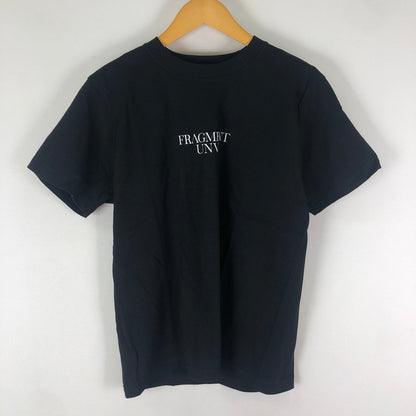 【中古品】【メンズ】 FRAGMANT UNIVERCTY フラグメント ユニバーシティ FRGMT UNV LOGO S/S TEE フラグメント ユニバーシティ ロゴ ショートスリーブ Tシャツ 半袖 トップス 142-251130-yy-07-tei サイズ：S カラー：ブラック 万代Net店