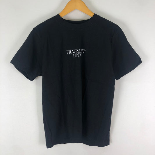 【中古品】【メンズ】 FRAGMANT UNIVERCTY フラグメント ユニバーシティ FRGMT UNV LOGO S/S TEE フラグメント ユニバーシティ ロゴ ショートスリーブ Tシャツ 半袖 トップス 142-251130-yy-07-tei サイズ：S カラー：ブラック 万代Net店