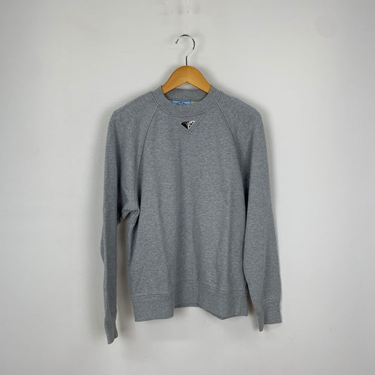 【中古品】【メンズ】 PRADA プラダ 23SS TRIANGLE PLATE CREW NECK SWEAT 134668 S231 ライアングルプレート クルーネック スウェット トップス トレーナー 141-251201-ts-16-tei サイズ：XS カラー：グレー 万代Net店