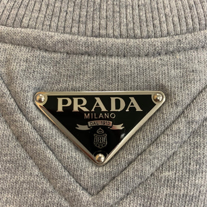 【中古品】【メンズ】 PRADA プラダ 23SS TRIANGLE PLATE CREW NECK SWEAT 134668 S231 ライアングルプレート クルーネック スウェット トップス トレーナー 141-251201-ts-16-tei サイズ：XS カラー：グレー 万代Net店