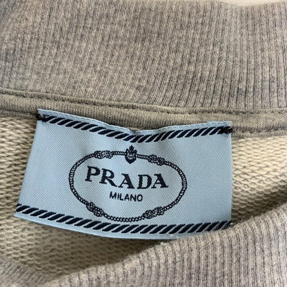 【中古品】【メンズ】 PRADA プラダ 23SS TRIANGLE PLATE CREW NECK SWEAT 134668 S231 ライアングルプレート クルーネック スウェット トップス トレーナー 141-251201-ts-16-tei サイズ：XS カラー：グレー 万代Net店