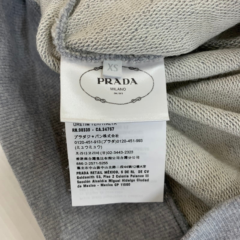 【中古品】【メンズ】 PRADA プラダ 23SS TRIANGLE PLATE CREW NECK SWEAT 134668 S231 ライアングルプレート クルーネック スウェット トップス トレーナー 141-251201-ts-16-tei サイズ：XS カラー：グレー 万代Net店