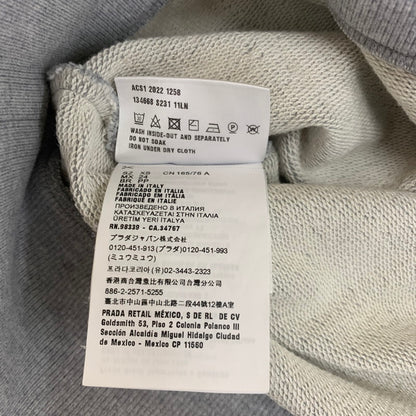 【中古品】【メンズ】 PRADA プラダ 23SS TRIANGLE PLATE CREW NECK SWEAT 134668 S231 ライアングルプレート クルーネック スウェット トップス トレーナー 141-251201-ts-16-tei サイズ：XS カラー：グレー 万代Net店