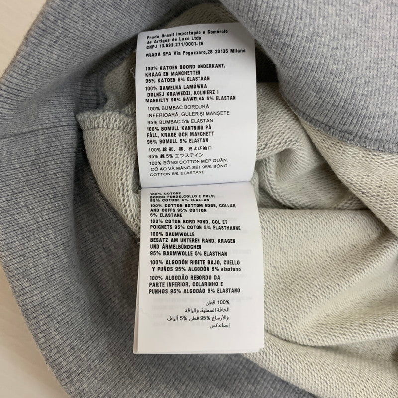 【中古品】【メンズ】 PRADA プラダ 23SS TRIANGLE PLATE CREW NECK SWEAT 134668 S231 ライアングルプレート クルーネック スウェット トップス トレーナー 141-251201-ts-16-tei サイズ：XS カラー：グレー 万代Net店