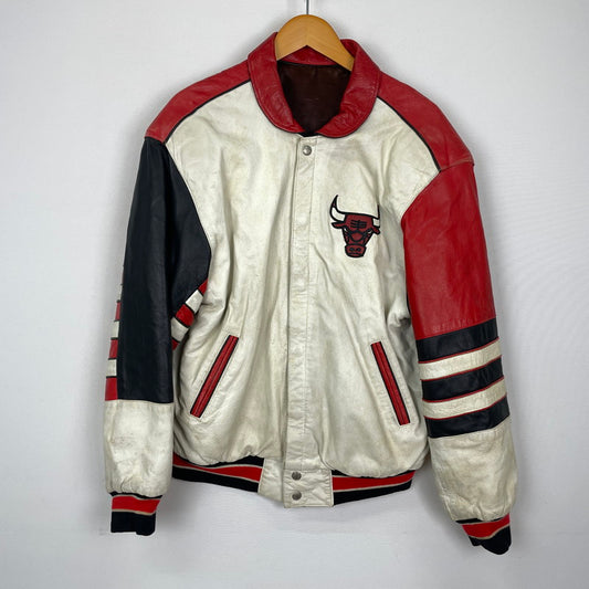 【現状渡し品】【メンズ】 JEFF HAMILTON ジェフハミルトン 90's CHICAGO BULLS REVERSIBLE LEATHER JACKET 90年代 シカゴブルズ リバーシブル レザージャケット ライトアウター 145-251204-yy-15-tei サイズ：M カラー：ホワイト 万代Net店