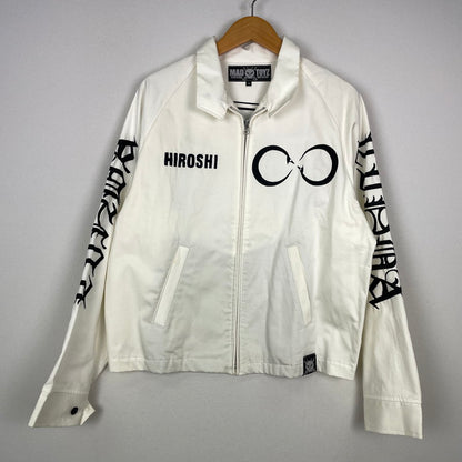【中古品】【メンズ】 MADTOYZ マッドトイズ × 荒くれKNIGHT 別注 コラボ LOGO PRINT COTTON JACKET ロゴ プリント コットンジャケット ライトアウター "輪蛇" 147-260818-kk-06-hon サイズ：M カラー：ホワイト 万代Net店