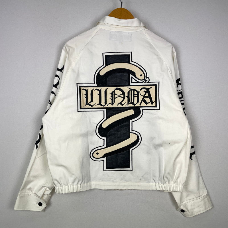 【中古品】【メンズ】 MADTOYZ マッドトイズ × 荒くれKNIGHT 別注 コラボ LOGO PRINT COTTON JACKET ロゴ プリント コットンジャケット ライトアウター "輪蛇" 147-260818-kk-06-hon サイズ：M カラー：ホワイト 万代Net店