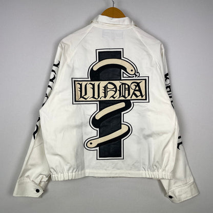 【中古品】【メンズ】 MADTOYZ マッドトイズ × 荒くれKNIGHT 別注 コラボ LOGO PRINT COTTON JACKET ロゴ プリント コットンジャケット ライトアウター "輪蛇" 147-260818-kk-06-hon サイズ：M カラー：ホワイト 万代Net店