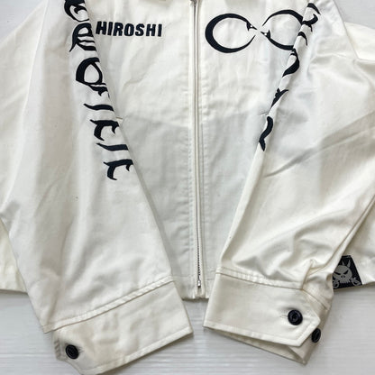 【中古品】【メンズ】 MADTOYZ マッドトイズ × 荒くれKNIGHT 別注 コラボ LOGO PRINT COTTON JACKET ロゴ プリント コットンジャケット ライトアウター "輪蛇" 147-260818-kk-06-hon サイズ：M カラー：ホワイト 万代Net店