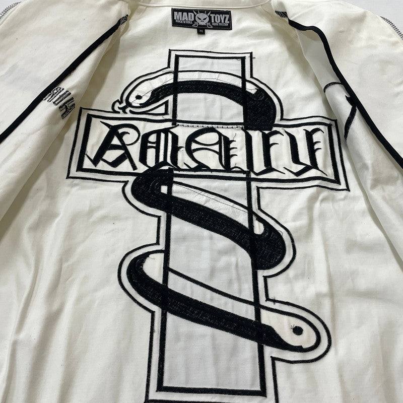 【中古品】【メンズ】 MADTOYZ マッドトイズ × 荒くれKNIGHT 別注 コラボ LOGO PRINT COTTON JACKET ロゴ プリント コットンジャケット ライトアウター "輪蛇" 147-260818-kk-06-hon サイズ：M カラー：ホワイト 万代Net店