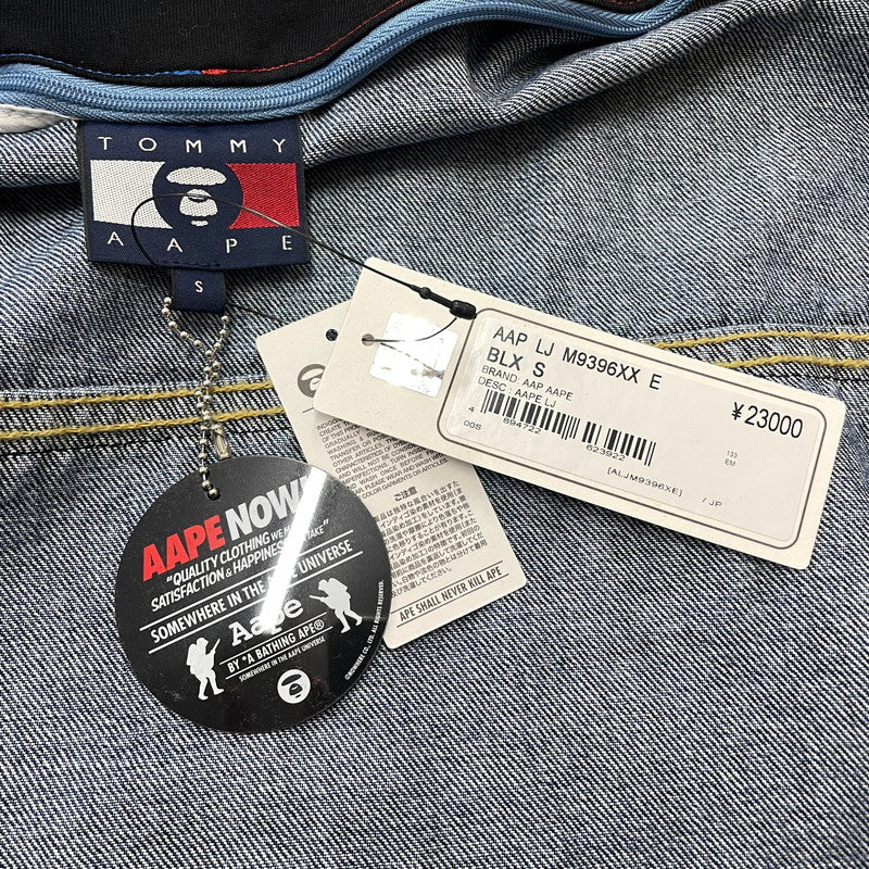 【中古品】【メンズ】 AAPE BY A BATHING APE エーエイプバイアベイシングエイプ × TOMMY JEANS トミージーンズ 別注 コラボ DENIM JACKET デニムジャケット アウター Gジャン 142-251203-ts-04-tei サイズ：S カラー：インディゴ 万代Net店