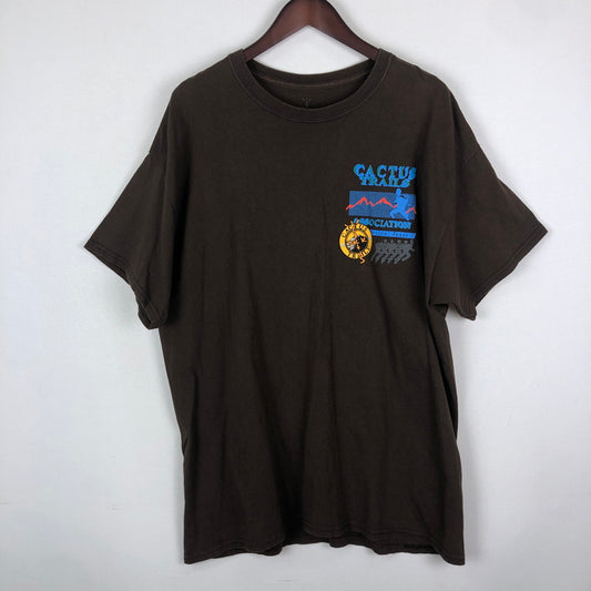 【中古品】【メンズ】 TRAVIS SCOTT トラヴィススコット 20SS CACTUS TRILS ASSN T-SHIRTS カクタス トリルズ アソシエーション Tシャツ 半袖 トップス 142-251205-ks-06-tei サイズ：L カラー：ブラウン 万代Net店