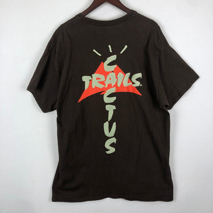 【中古品】【メンズ】 TRAVIS SCOTT トラヴィススコット 20SS CACTUS TRILS ASSN T-SHIRTS カクタス トリルズ アソシエーション Tシャツ 半袖 トップス 142-251205-ks-06-tei サイズ：L カラー：ブラウン 万代Net店