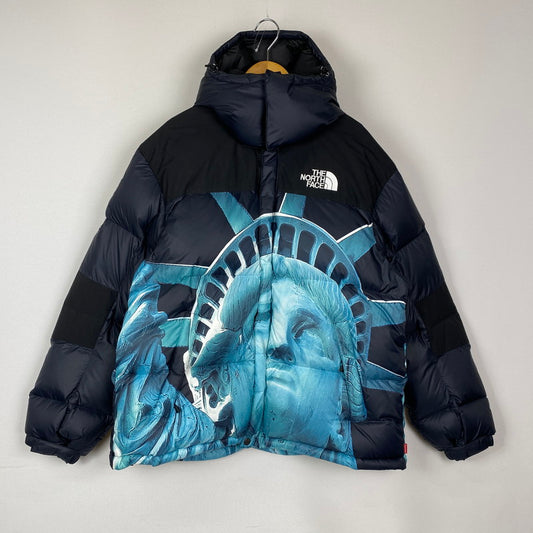 【中古品】【メンズ】 Supreme シュプリーム × THE NORTH FACE ザ・ノースフェイス 別注 コラボ STATUE OF LIBERTY BALTORO JACKET ND91901I スタチュー オブ リバティ バルトロ ジャケット アウター ダウンジャケット 149-251207-ts-03-tei サイズ：L カラー：ブラック 万代Net店