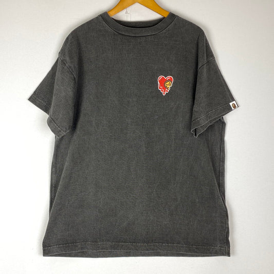 【中古品】【メンズ】 A BATHING APE アベイシングエイプ × EU エモーショナリー・アンアベイラブル 別注 コラボ BABY MILO TEE 2L23-110-908 ベイビーマイロ Tシャツ 半袖 トップス ヴィンテージ加工 142-251208-yy-01-tei サイズ：M カラー：ブラック 万代Net店