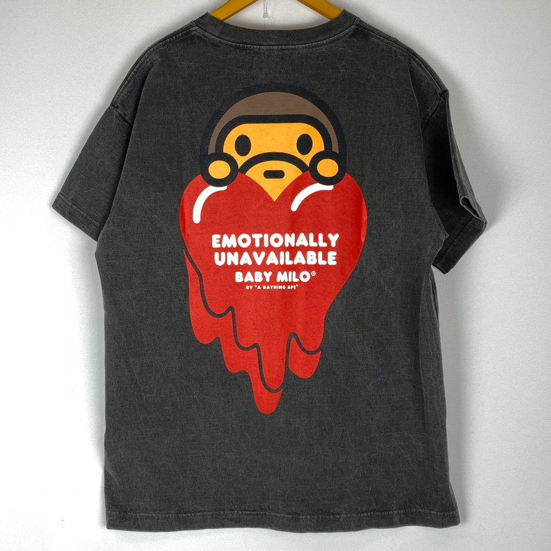 【中古品】【メンズ】 A BATHING APE アベイシングエイプ × EU エモーショナリー・アンアベイラブル 別注 コラボ BABY MILO TEE 2L23-110-908 ベイビーマイロ Tシャツ 半袖 トップス ヴィンテージ加工 142-251208-yy-01-tei サイズ：M カラー：ブラック 万代Net店