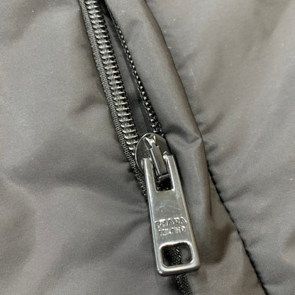 【中古品】【メンズ】 PRADA プラダ RE NYLON 三角ロゴ トライアングルプレート パファージャケット SGN955 S191 1WQ9 2022 メンズ ダウンジャケット 141-251214-ts-05-tei サイズ：48 カラー：ブラック 万代Net店
