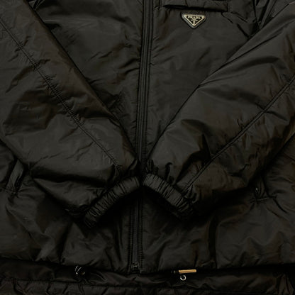 【中古品】【メンズ】 PRADA プラダ RE NYLON 三角ロゴ トライアングルプレート パファージャケット SGN955 S191 1WQ9 2022 メンズ ダウンジャケット 141-251214-ts-05-tei サイズ：48 カラー：ブラック 万代Net店