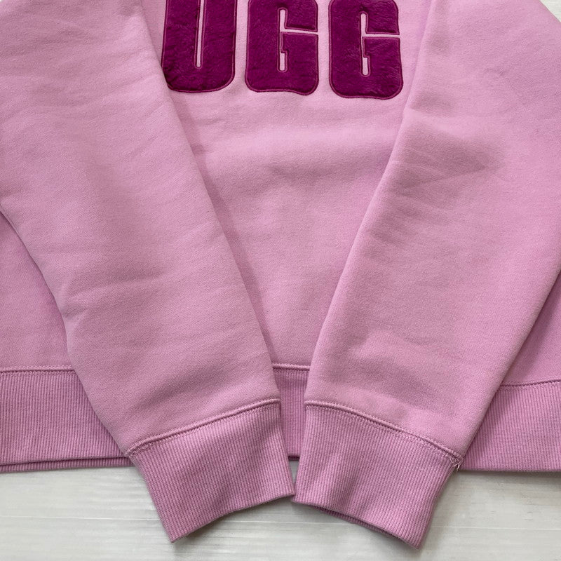 【現状渡し品】【レディース】 UGG アグ MADELINE FUZZY LOGO CREWNECK 1123718 マデリン ファジーロゴ クルーネック トップス トレーナー 168-260107-ks-06-tei サイズ：S カラー：ピンク 万代Net店