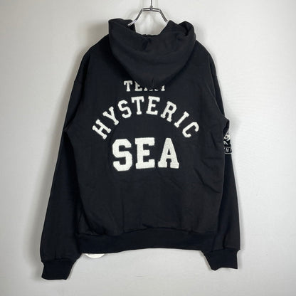 【中古品】【メンズ】 HYSTERIC GLAMOUR ヒステリックグラマー × WIND AND SEA ウィンダンシー 別注コラボ 3RD LOGO HOODIE WDS-HYS-3-06 ロゴフーディー トップス プルオーバーパーカー 142-260817-ss-05-tei サイズ：M カラー：ブラック 万代Net店