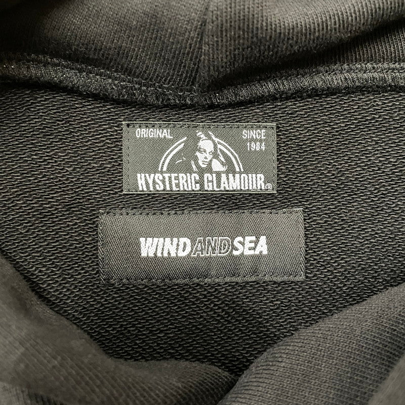 【中古品】【メンズ】 HYSTERIC GLAMOUR ヒステリックグラマー × WIND AND SEA ウィンダンシー 別注コラボ 3RD LOGO HOODIE WDS-HYS-3-06 ロゴフーディー トップス プルオーバーパーカー 142-260817-ss-05-tei サイズ：M カラー：ブラック 万代Net店