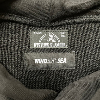【中古品】【メンズ】 HYSTERIC GLAMOUR ヒステリックグラマー × WIND AND SEA ウィンダンシー 別注コラボ 3RD LOGO HOODIE WDS-HYS-3-06 ロゴフーディー トップス プルオーバーパーカー 142-260817-ss-05-tei サイズ：M カラー：ブラック 万代Net店
