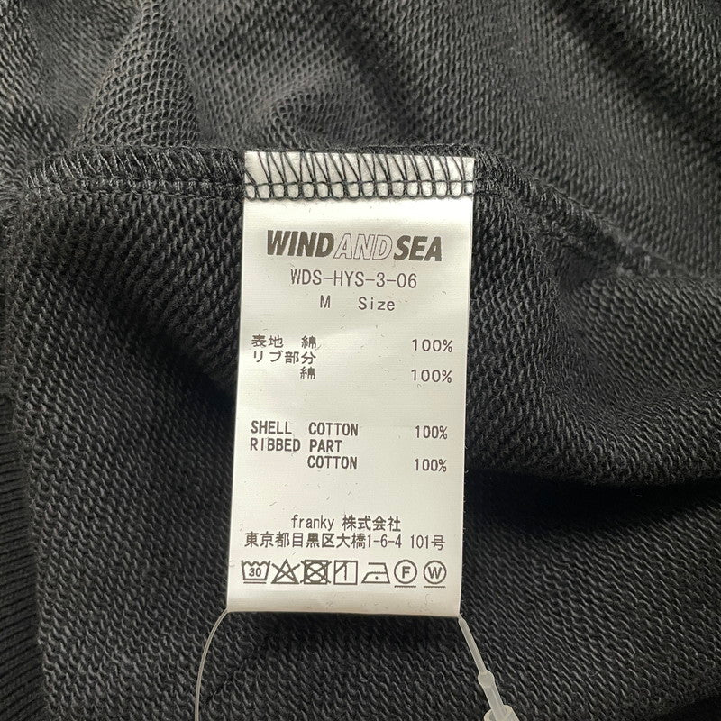 【中古品】【メンズ】 HYSTERIC GLAMOUR ヒステリックグラマー × WIND AND SEA ウィンダンシー 別注コラボ 3RD LOGO HOODIE WDS-HYS-3-06 ロゴフーディー トップス プルオーバーパーカー 142-260817-ss-05-tei サイズ：M カラー：ブラック 万代Net店