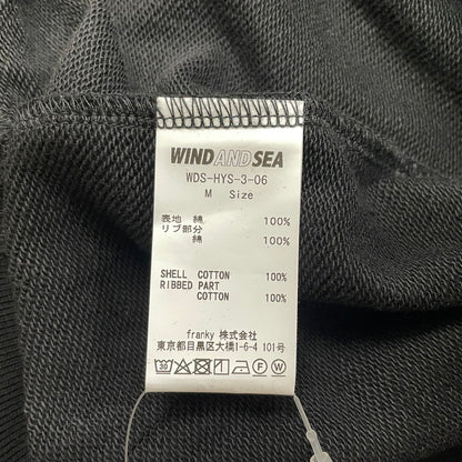 【中古品】【メンズ】 HYSTERIC GLAMOUR ヒステリックグラマー × WIND AND SEA ウィンダンシー 別注コラボ 3RD LOGO HOODIE WDS-HYS-3-06 ロゴフーディー トップス プルオーバーパーカー 142-260817-ss-05-tei サイズ：M カラー：ブラック 万代Net店