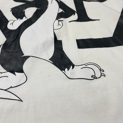 【現状渡し品】【メンズ】 PHILIPP PLEIN × LOONEY TUNES フィリッププレイン × ルーニー テューンズ 別注コラボ CHARACTER LOGO S/S TEE キャラクター ロゴ ショート スリーブ Ｔシャツ 半袖 トップス 147-260617-sa-06-tei サイズ：2XL カラー：ホワイト 万代Net店