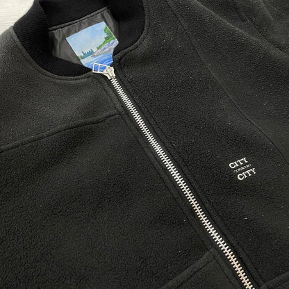 【現状渡し品】【メンズ】 CITY COUNTRY CITY シティーカントリーシティー × OLD PARK オールドパーク 別注 コラボ PATCHWORK FLEECE MA-1 JACKET パッチワーク フリース MA-1 ジャケット ライトアウター 140-260114-ks-12-fuzh サイズ：L カラー：ブラック 万代Net店
