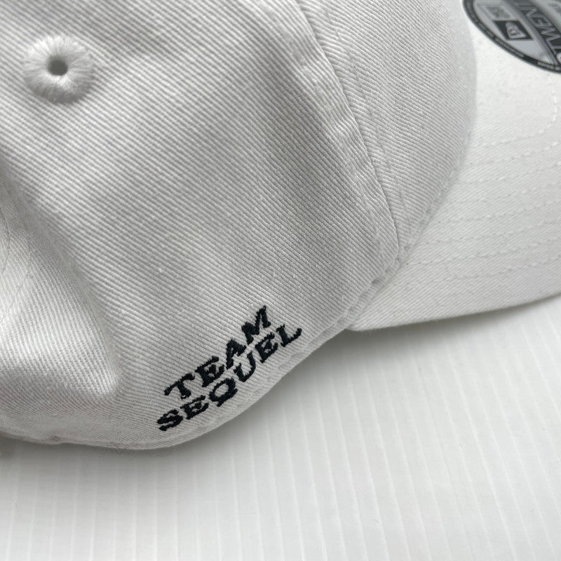 【中古品】【メンズ】 SEQUEL シークエル × NEW ERA ニューエラ 別注 コラボ 25SS 9TWENTY LOGO CAP SQ-25SS-HT-02 ロゴキャップ 帽子 185-260809-ko-15-tei カラー：ホワイト 万代Net店