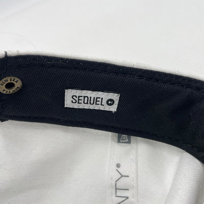 【中古品】【メンズ】 SEQUEL シークエル × NEW ERA ニューエラ 別注 コラボ 25SS 9TWENTY LOGO CAP SQ-25SS-HT-02 ロゴキャップ 帽子 185-260809-ko-15-tei カラー：ホワイト 万代Net店
