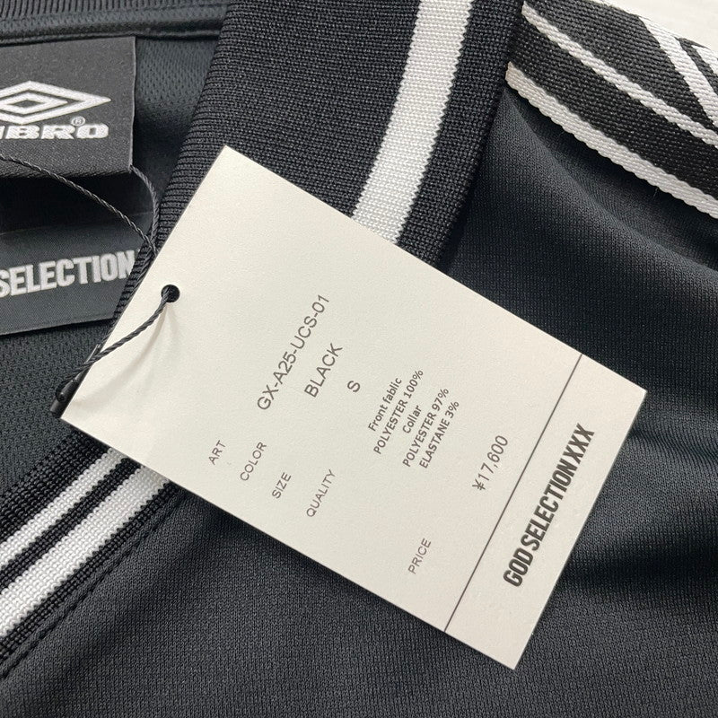 【中古品】【メンズ】 GOD SELCTION XXX ゴッドセレクショントリプルエックス × UMBRO アンブロ 別注 コラボ SHORT SLEEVE TEE GX-A25-UCS-01 ショートスリーブ 半袖Tシャツ 142-260114-yy-16-fuz サイズ：S カラー：ブラック 万代Net店