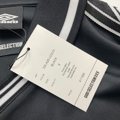 【中古品】【メンズ】 GOD SELCTION XXX ゴッドセレクショントリプルエックス × UMBRO アンブロ 別注 コラボ SHORT SLEEVE TEE GX-A25-UCS-01 ショートスリーブ 半袖Tシャツ 142-260114-yy-16-fuz サイズ：S カラー：ブラック 万代Net店