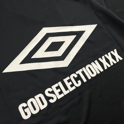 【中古品】【メンズ】 GOD SELCTION XXX ゴッドセレクショントリプルエックス × UMBRO アンブロ 別注 コラボ SHORT SLEEVE TEE GX-A25-UCS-01 ショートスリーブ 半袖Tシャツ 142-260114-yy-16-fuz サイズ：S カラー：ブラック 万代Net店