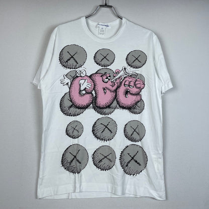 【中古品】【メンズ】 COMME des GARCONS コムデギャルソン × KAWS カウズ 別注 コラボ CDG PRINT S/S TEE FH-T003 CDG プリント ショートスリーブ Tシャツ 半袖 トップス 140-260115-yo-14-fuz サイズ：L カラー：ホワイト 万代Net店