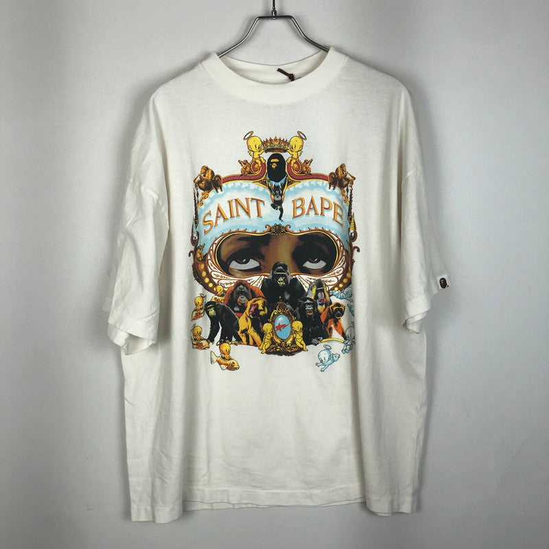 【中古品】【メンズ】 A BATHING APE アベイシングエイプ × SAINT Mxxxxxx SAINT MICHAEL セントマイケル 別注 コラボ 25AW GENERATION TEE SM-HR1-0000-C36 ジェネレーション Tシャツ 半袖 トップス 142-260117-yy-01-tei サイズ：2XL カラー：ホワイト 万代Net店